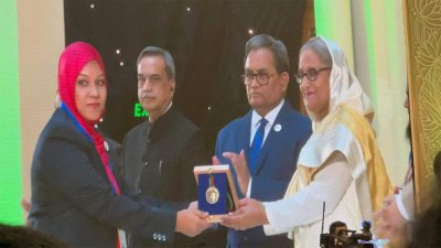 প্রধানমন্ত্রী শেখ হাসিনার হাত থেকে পদকপ্রাপ্তরা স্বর্ণপদক গ্রহণ করেন