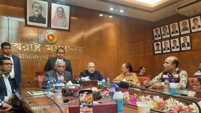 ব্রিফ করছেন স্বরাষ্ট্রমন্ত্রী আসাদুজ্জামান খান কামাল