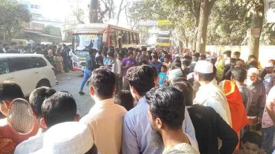 ঘটনাস্থলে মানুষের ভিড়