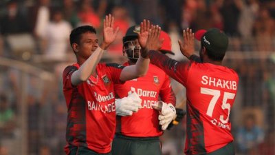 নতুন মুখ হিসেবে টেস্ট দলে নাসুম।