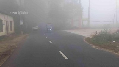 সকালেও আলো জ্বেলে চলছে যানবাহন