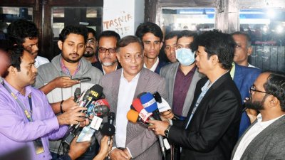 সাংবাদিকদের সঙ্গে কথা বলছেন তথ্যমন্ত্রী