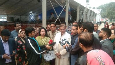 গণমাধ্যমের সঙ্গে কথা বলছেন তথ্যমন্ত্রী হাছান মাহমুদ