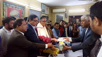 সম্মেলনের কাউন্সিলর ও ডেলিগেট কার্ড বিতরণ করছেন কেন্দ্রীয় নেতারা