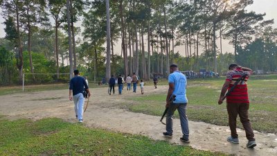 প্রশাসন ও স্থানীয় লোকজনসহ চার শতাধিক মানুষ উদ্ধার অভিযানে নেমেছিলেন