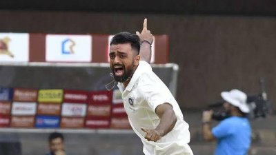 বয়সভিত্তিক ক্রিকেটে বাঁহাতি পেসার জয়দেব উনাদকাট হেইচই ফেলে দিয়েছিলেন।
