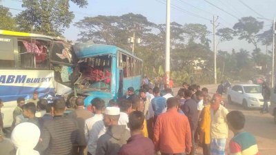 দুই বাসের মুখোমুখি সংঘর্ষে নিহত ১, আহত ২১