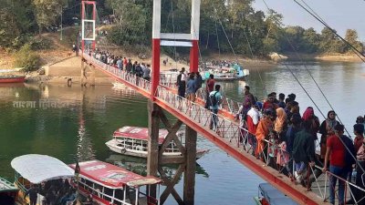 টানা তিন দিনের বন্ধে পর্যটকের পদচারণায় মুখর রাঙামাটি