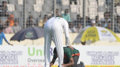 সাকিবকে পা ছুঁয়ে সালাম করেছেন এক ভক্ত।