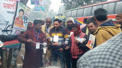 ভোটারদেরকে দুধ পান করাচ্ছেন প্রার্থী