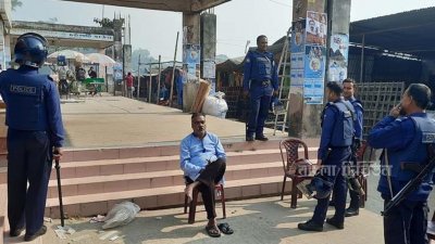 নীলফামারীতে জেলা বিএনপির এক নেতাকে মাঝখানে রেখে পুলিশের অবস্থান