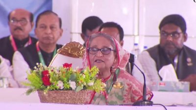 সাংস্কৃতিক অনুষ্ঠানে গানে সুর মেলালেন শেখ হাসিনা