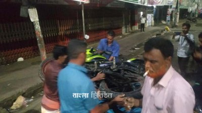 নয়াপল্টনে জব্দ ২৫ মোটরসাইকেল মালিককে খুঁজছে পুলিশ