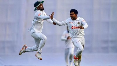 ঘূর্ণিতে কোণঠাসা ভারত