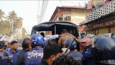 আটকের পর গাড়িতে তোলা হচ্ছে বিএনপি নেতাদের