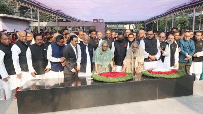 নেতাদের সঙ্গে নিয়ে ধানমন্ডি ৩২ নম্বরে প্রধানমন্ত্রী শেখ হাসিনা