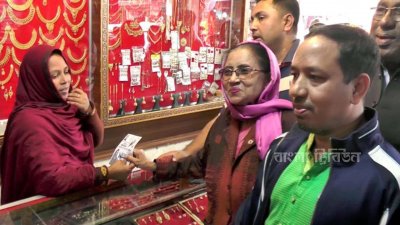 প্রচারণার শেষ দিনে  গণসংযোগ করেন আওয়ামী লীগের মেয়র প্রার্থী হোসনে আরা লুৎফা
