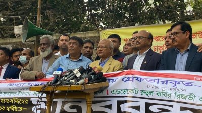 মানববন্ধনে বক্তব্য রাখছেন  খন্দকার মোশাররফ হোসেন