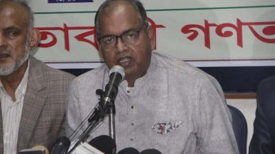 প্রতিবাদ সভায় বক্তব্য দিচ্ছেন বিএনপির ভাইস চেয়ারম্যান শামসুজ্জামান দুদু