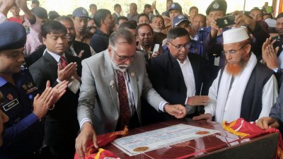 উলিপুর রেলস্টেশনে বাংলাদেশ রেলওয়ে লালমনিরহাট বিভাগের আয়োজনে কুড়িগ্রাম-৩ আসনের এমপি অধ্যাপক এমএ মতিন এ কাজের উদ্বোধন করেন