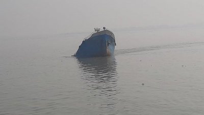 ডুবে যাওয়া তেলের ট্যাংকার। ফাইল ছবি