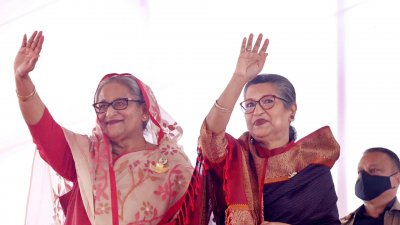 মেট্রোরেল উদ্বোধন উপলক্ষে আয়োজিত সুধী সমাবেশে প্রধানমন্ত্রী শেখ হাসিনা ও বঙ্গবন্ধুকন্যা শেখ রেহানা