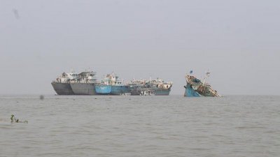 ডুবে যাওয়া জাহাজের উদ্ধারকাজ শুরু