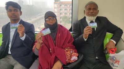 মেট্রোরেলে ভ্রমণ করা যাত্রীরা