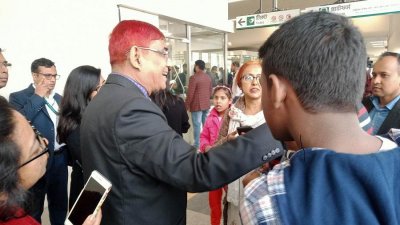 স্টেশন প্লাটফর্মে যাত্রীসাধারণের সঙ্গে কথা বলছেন ডিএমডিসিএল এমডি এমএএন সিদ্দিক