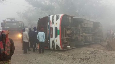 রেলক্রসিংয়ে উল্টে যাওয়া বাস