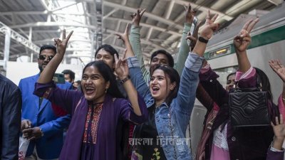 ছবিতে প্রথম দিনের মেট্রোযাত্রা