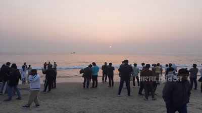 কক্সবাজারে থার্টি ফার্স্ট নাইট উদযাপন করতে এসেছেন লাখো পর্যটক। বছরের শেষ দিনে সমুদ্রসৈকতে সমবেত হয়েছিলেন তারা