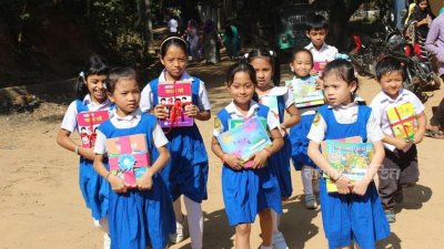 এ বছর মোট ২৯ হাজার ৮০৬ শিক্ষার্থী ৬৬ হাজার ২৫০টি মাতৃভাষার বই পাবে