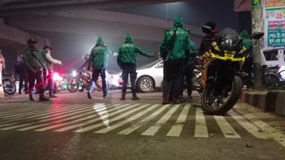 বিভিন্ন সড়কে নিয়ন্ত্রণ করা হচ্ছে যান চলাচল