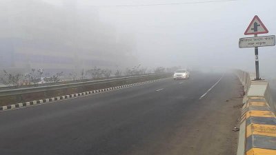 বাতি জ্বালিয়ে চলতে হচ্ছে প্রতিটি গাড়িকে