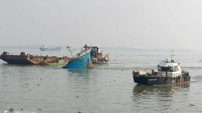জাহাজটি উদ্ধারে এলো আরও দুই জাহাজ