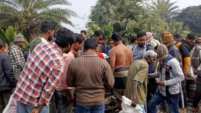ঘটনাস্থলে মানুষের ভিড়