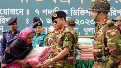 শীতার্ত মানুষের মধ্যে শীতবস্ত্র বিতরণ করেন সেনাবাহিনী প্রধান জেনারেল এস এম শফিউদ্দিন আহমেদ