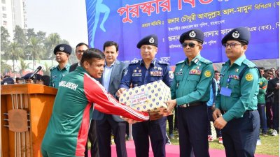 বার্ষিক ক্রীড়া প্রতিযোগিতায় বিজয়ীদের মাঝে পুরস্কার বিতরণ করেন পুলিশের মহাপরিদর্শক (আইজিপি) চৌধুরী আবদুল্লাহ আল-মামুন