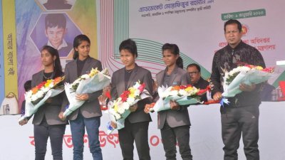 বাংলাদেশ নারী ফুটবল দলের ৪ জনকে সংবর্ধনা