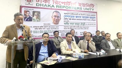 বক্তব্য দিচ্ছেন আমির খসরু