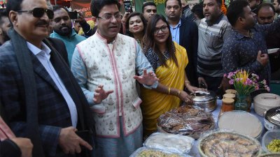 পিঠা উৎসবের উদ্বোধন শেষে বিভিন্ন স্টল ঘুরে দেখেন ডিএসসিসি মেয়র ব্যারিস্টার শেখ ফজলে নূর তাপস