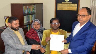 মনোনয়নপত্র নিয়েছেন হিরো আলম