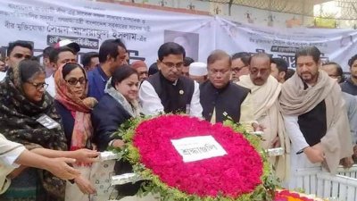 সৈয়দ আশরাফুল ইসলামের কবরে শ্রদ্ধা জানাচ্ছেন আওয়ামী লীগের নেতারা (ছবি: ফোকাস বাংলা)