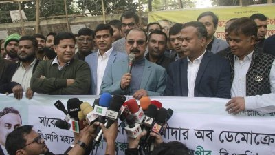 মানববন্ধনে বক্তব্য রাখছেন  গয়েশ্বর চন্দ্র রায়