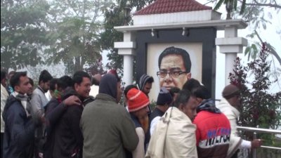 সৈয়দ আশরাফুল ইসলামের ম্যুরালে ফুল দিয়ে শ্রদ্ধা নিবেদন করেন আওয়ামী লীগ এবং অঙ্গ সংগঠনের নেতৃবৃন্দ