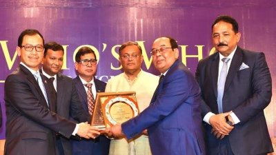 পদক গ্রহণ করছেন প্রধানমন্ত্রীর প্রেস সচিব ইহসানুল করিম