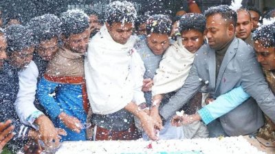 বঙ্গবন্ধুর প্রতিকৃতিতে প্রতিষ্ঠাবার্ষিকী উদযাপন