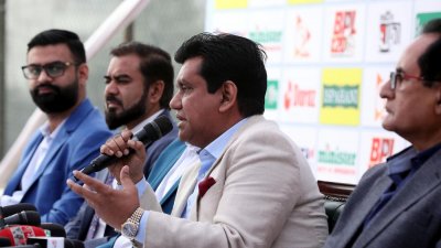সংবাদ সম্মেলনে কথা বলছেন নিজাম উদ্দীন চৌধুরী সুজন।