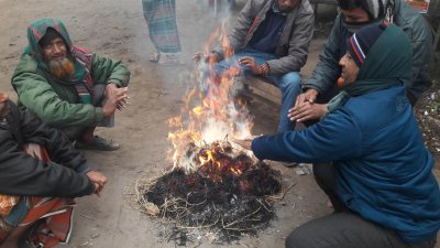 তীব্র শীত থেকে রক্ষা পাওয়ার চেষ্টা